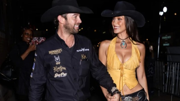 Dalam unggahan itu, Bella terlihat tampil santai namun memesona mengenakan atasan rajut tembus pandang berwarna krem dipadukan dengan celana jeans putih dan sepatu cowboy boots. Di salah satu foto, ia berpose mesra dengan sang kekasih, Adan Banuelos, seorang atlet berkuda profesional asal Texas yang kini jadi sorotan media karena kisah cintanya dengan sang supermodel.