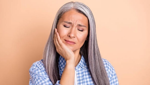 Ilustrasi lansia dengan penyakit gusi yang berkaitan dengan risiko kerusakan jaringan otak.