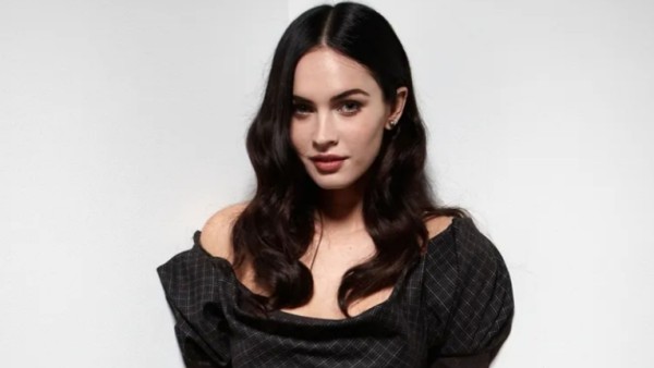 Megan Fox tampil elegan dan berani dengan gaun ilusi optik bertema darah yang menonjolkan gaya gothic sensualnya.