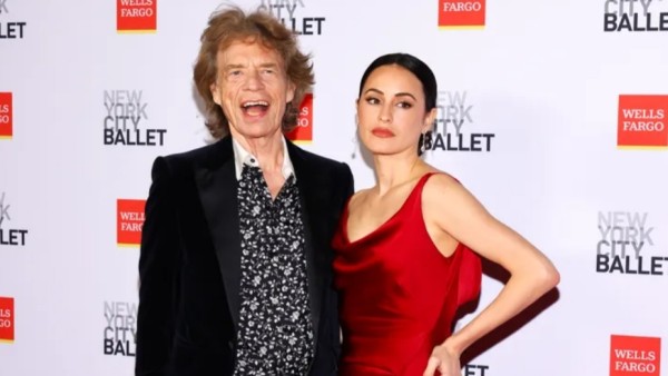 Penampilan Mick dan Melanie di gala tersebut tak hanya menegaskan chemistry mereka yang masih kuat, tetapi juga membuktikan bahwa gaya klasik dan cinta sejati tak lekang oleh waktu.