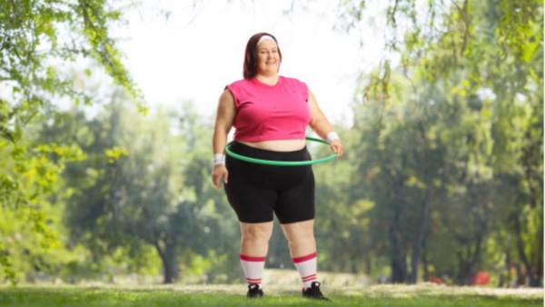 Menurut hasil penelitian yang dikutip dari beberapa studi, hula hoop berbobot terbukti mampu membakar sekitar 210 kalori dalam 30 menit — setara dengan kelas aerobik atau kickboxing.