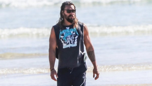 Saat kembali ke kampung halamannya, Jason Momoa selalu menyempatkan diri mengunjungi pantai favorit keluarganya, Makaha Beach di sisi barat Pulau Oʻahu.