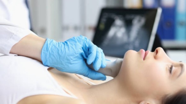 Ilustrasi pemeriksaan tiroid dengan USG.