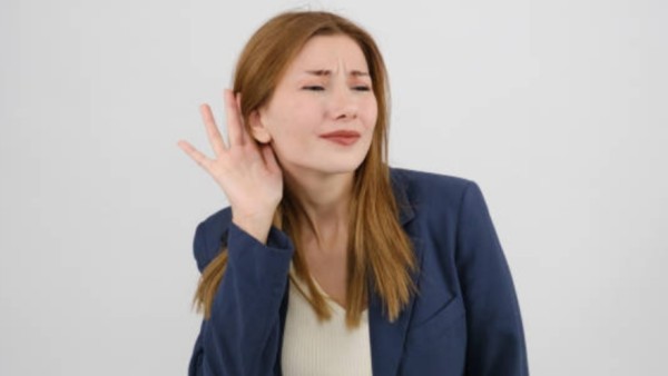 Kesulitan mendengar di tempat ramai bisa jadi bukan karena telinga, tapi karena cara otak memproses suara.