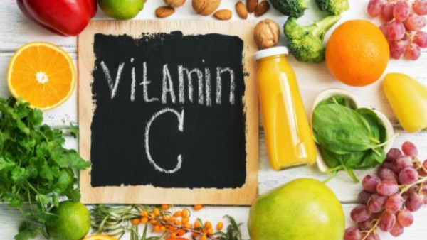 Vitamin C dan E dikenal sebagai dua antioksidan penting. Vitamin C larut dalam air dan berperan menjaga imunitas serta regenerasi kulit, sementara vitamin E larut dalam lemak dan melindungi membran sel dari kerusakan.
