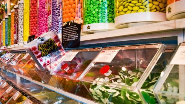 Deretan permen dan sereal berwarna cerah di rak supermarket terlihat menggoda, namun para ahli memperingatkan bahwa warna-warni ini sering berasal dari pewarna sintetis yang bisa berdampak buruk bagi kesehatan anak.