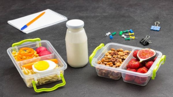 Kotak bekal anak berisi aneka makanan sehat kaya protein seperti telur, susu, dan kacang-kacangan.