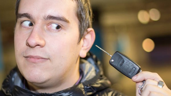 Seorang pengendara mencoba trik viral mencari mobil di parkiran menggunakan remote dan memanfaatan kepala sebagai antena alami.