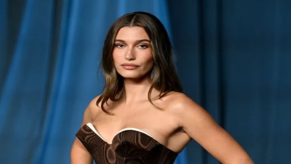 Hailey Bieber tampil sensual dalam pemotretan untuk GQ di Chateau Marmont, Los Angeles.