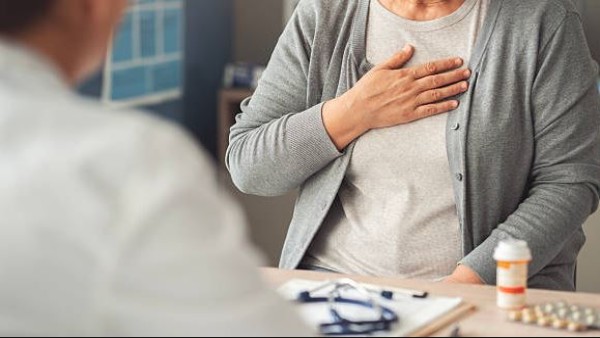 Ilustrasi pasien jantung tengah berkonsultasi dengan dokter