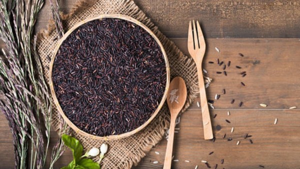 Semangkuk nasi hitam organik siap saji, dikenal sebagai “forbidden rice”, kini menjadi bahan makanan sehat populer di seluruh dunia.