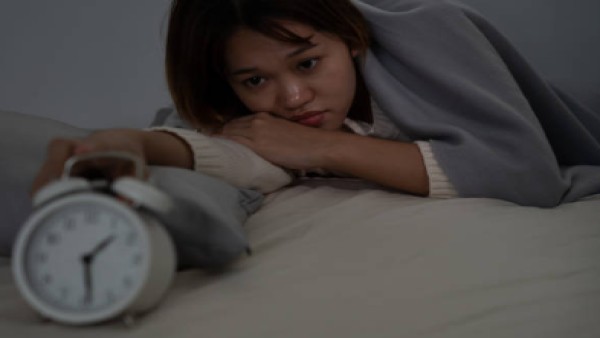 Ilustrasi seseorang yang terbangun tengah malam meski sudah merasa mengantuk.
