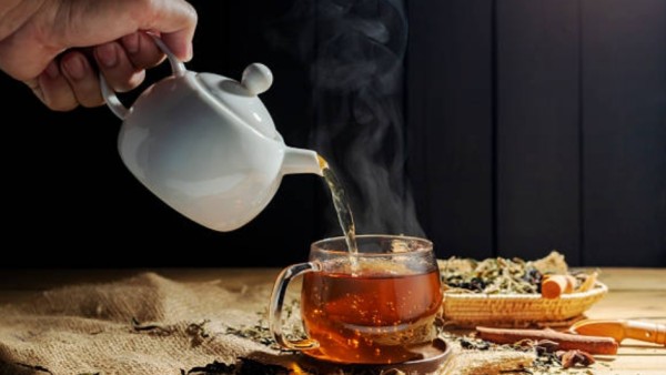 Segelas teh herbal hangat dengan aroma menenangkan, bisa bantu jaga tekanan darah tetap stabil.