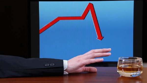 Gambar ilustrasi yang menunjukkan dampak alkohol pada kesehatan, dengan grafik yang menunjukkan hubungan antara alkohol dan risiko kanker.