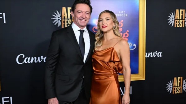 Kate Hudson tampil dengan gaya rambut baru saat menghadiri pemutaran film Song Sung Blue bersama Hugh Jackman di Los Angeles.
