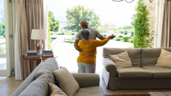 Rumah yang aman, nyaman, dan ramah usia dapat membantu menjaga kesehatan fisik dan mental, sekaligus membuat penghuninya hidup lebih lama dan bahagia.