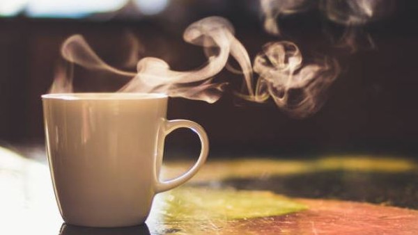 Secangkir kopi hitam hangat yang dipercaya bisa membantu menjaga kesehatan jantung.