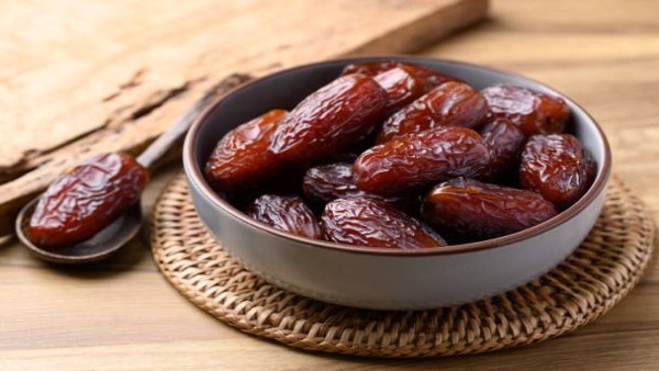 Semangkuk kurma medjool segar sebagai camilan sehat kaya nutrisi.