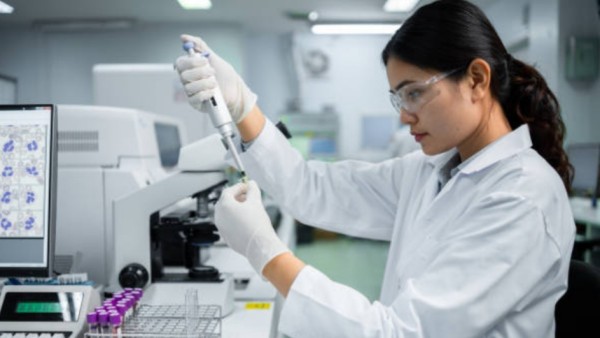 Ilustrasi uji DNA yang digunakan untuk mendeteksi risiko gangguan irama jantung sejak dini.