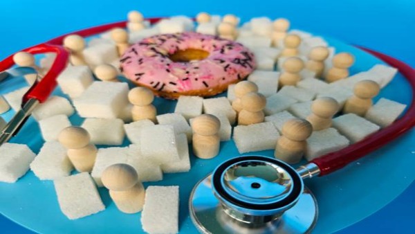 Ilustrasi makanan manis dan cepat saji berkalori tinggi seperti yang dikonsumsi Dmitry selama tantangannya.