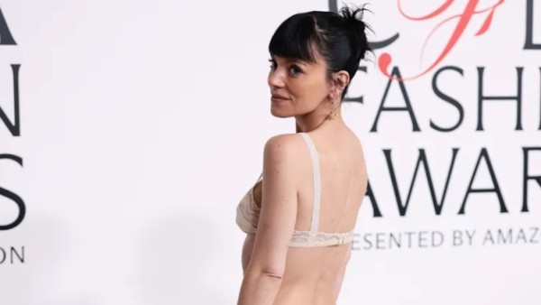 Lily Allen tampil memukau di CFDA Fashion Awards 2025 mengenakan busana transparan karya Colleen Allen, memperlihatkan gaya berani khasnya di red carpet.