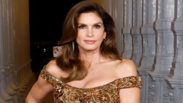 Cindy Crawford tampil memukau dengan dress plunging off-the-shoulder di premiere film Jay Kelly di Los Angeles, 11 November 2025.