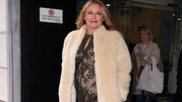 Alicia Silverstone tampil dengan kemeja sheer plaid dan rok olive saat menghadiri acara Burberry x Bloomingdale’s di New York.