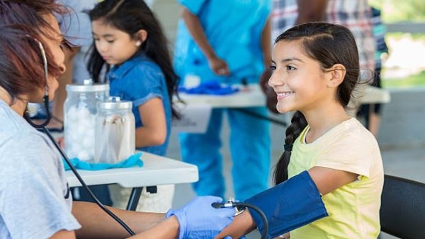 Seorang anak menjalani pemeriksaan tekanan darah di klinik anak. Studi terbaru menunjukkan hipertensi kini banyak terjadi pada usia muda dan sering tidak terdeteksi saat pemeriksaan rutin.