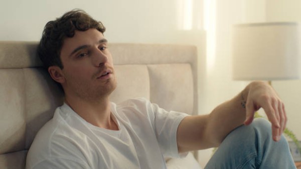 Ilustrasi pria dewasa terlihat lelah dan kurang tidur, mencerminkan dampak ketidakseimbangan hormon pada mood dan energi.