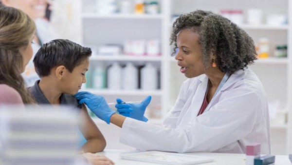 Petugas kesehatan memantau proses vaksinasi dan pelacakan kontak di tengah lonjakan kasus campak di Amerika Serikat.