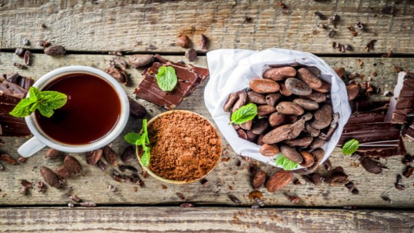 Ilustrasi makanan kaya flavanol seperti kakao dan teh yang diduga mampu menjaga kesehatan jantung saat tubuh tidak aktif.