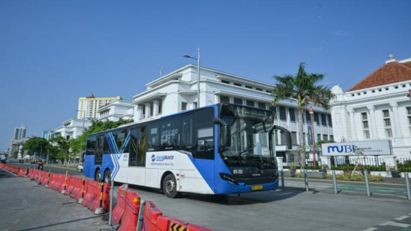 Bus Transjakarta.