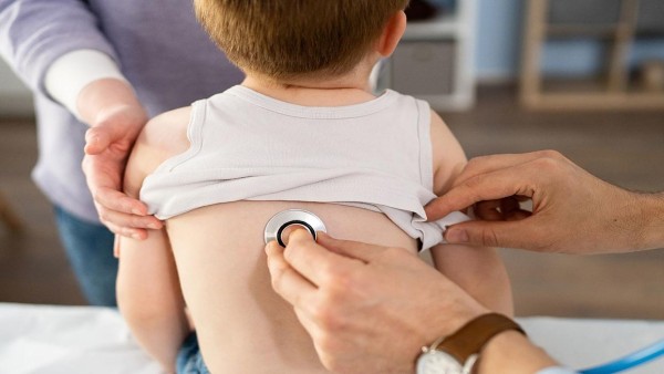 Ilustrasi anak kecil menjalani pemeriksaan medis sebagai simbol harapan baru bagi penderita penyakit genetik langka.