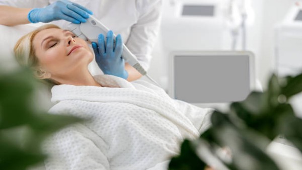 Ilustrasi perawatan estetika fungsional yang mengandalkan teknologi modern dan bahan alami untuk hasil wajah lebih natural.