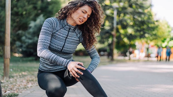 Ilustrasi seseorang memegang area tubuh yang nyeri sebagai gambaran nyeri akut yang datang mendadak.