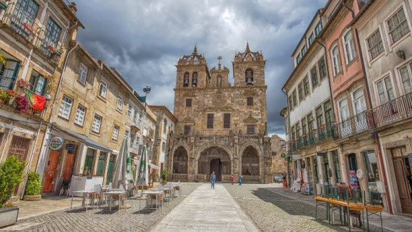 Suasana kota tua Eropa dengan bangunan bersejarah dan jalanan pejalan kaki yang menjadi favorit wisatawan hemat.