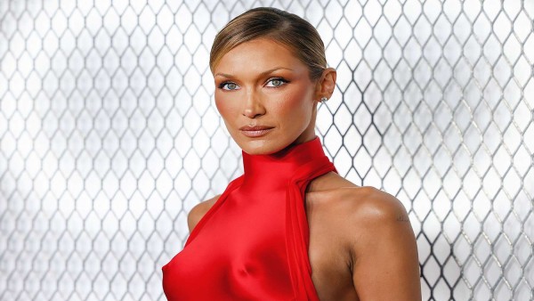 Bella Hadid kembali ke runway setelah menjalani perawatan intensif Lyme disease yang memengaruhi karier dan kesehatan mentalnya.