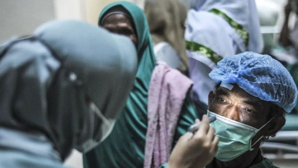 Arsip foto - Peserta bakti sosial operasi katarak mendapatkan pemeriksaan dari dokter muda sebelum menjalani operasi di RSUD Raden Mattaher, Jambi, Sabtu (24/5/2025). (ANTARA FOTO/Wahdi Septiawan/bar)