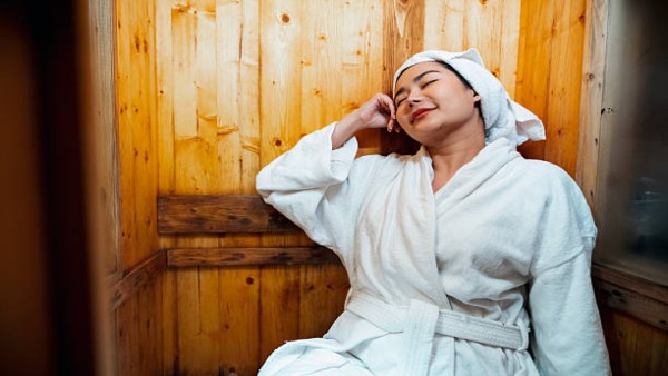 Ilustrasi seseorang menikmati sesi sauna untuk relaksasi dan pemulihan tubuh.