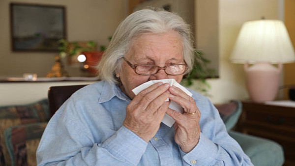 Ilustrasi lansia mengalami gejala alergi seperti bersin dan pilek.