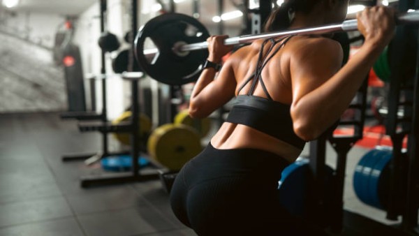 Ilustrasi latihan kekuatan punggung menggunakan beban di gym untuk meningkatkan postur dan kebugaran tubuh.