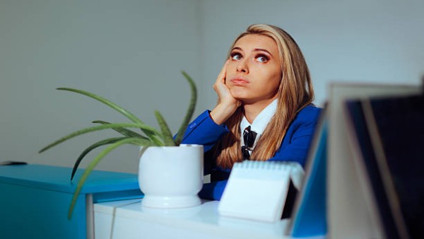 Ilustrasi seseorang dengan pikiran cemas berulang yang menggambarkan perbedaan antara anxiety dan OCD.