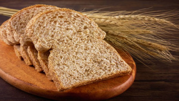 Ilustrasi roti gandum utuh yang kaya serat dan nutrisi penting untuk kesehatan tubuh.