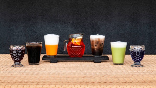 Ilustrasi berbagai minuman sehat seperti teh hijau, kopi hitam, dan smoothie yang membantu program penurunan berat badan.