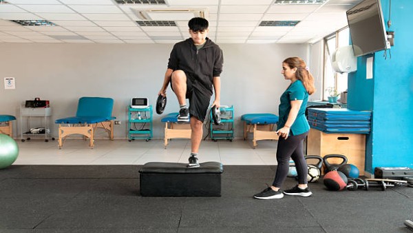 Ilustrasi seseorang melakukan latihan kekuatan untuk menjaga kebugaran tubuh seiring bertambahnya usia.