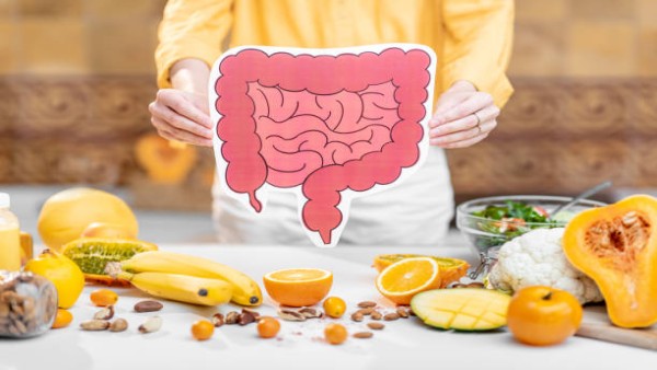 Ilustrasi makanan sehat dan gaya hidup aktif untuk menjaga kesehatan usus dan sistem pencernaan.