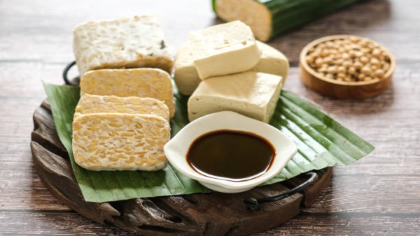 Tahu dan tempe sebagai sumber alami isoflavon kedelai yang dipercaya membantu kesehatan seksual perempuan menopause.