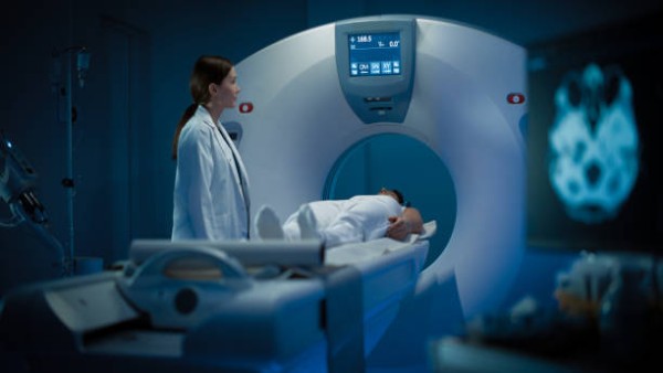 Pasien menjalani pemeriksaan MRI otak untuk mendeteksi gangguan neurologis seperti tumor atau penyebab kejang.