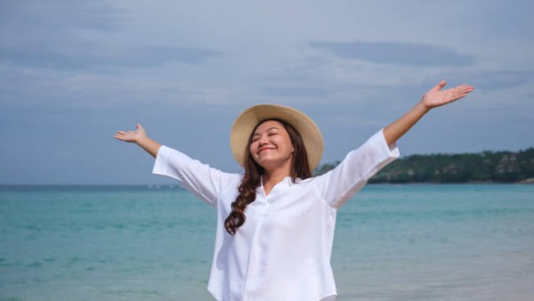 Ilustrasi wisatawan menikmati liburan santai di alam terbuka yang dipercaya membantu menjaga kesehatan fisik dan mental.