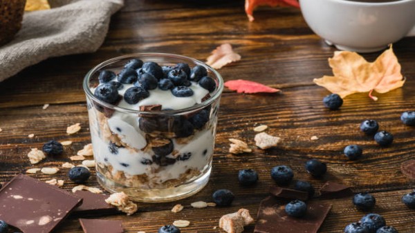 Ilustrasi greek yogurt parfait dengan blueberry dan dark chocolate yang dipercaya membantu meningkatkan hormon dopamin alami dalam tubuh.